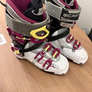W’s SCARPA GEA RS Size 24.5 ski boots